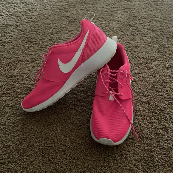 Hot pink 6.5 youth (women’s 8) Nike Roshe Run - Picture 3 of 4